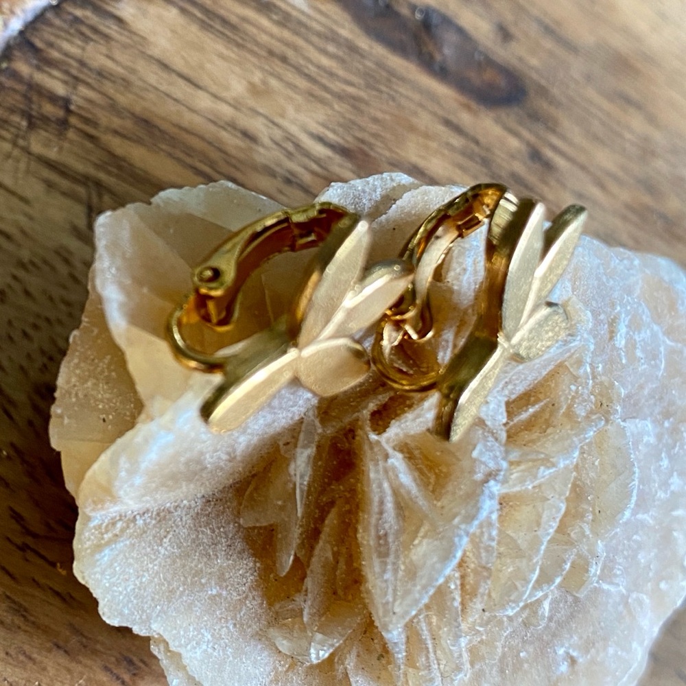 Vintage Gold Leaves Clip On Petite Earrings - Picture 4 of 7